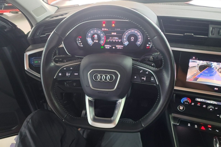 Audi Q3 2021 car image #11