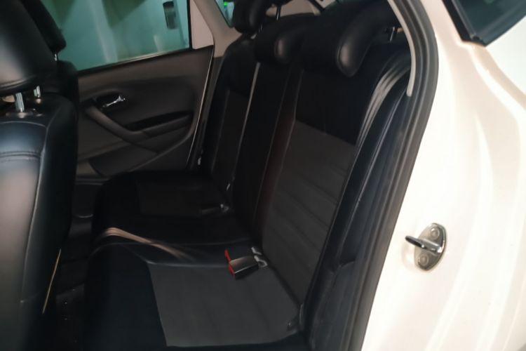 Volkswagen Polo 2015 car image #17