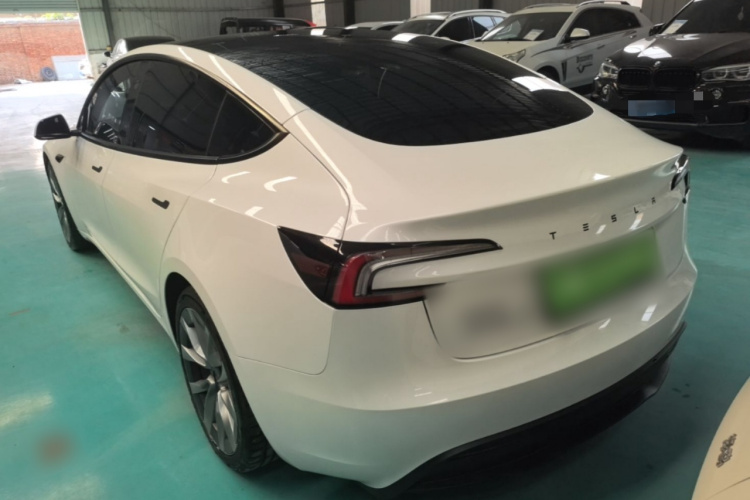 Tesla Model 3 2026 imagen de coche #7