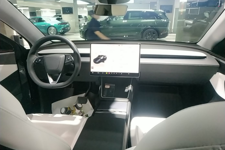 Tesla Model Y 2025 #11 Tesla Model Y 2025 car image #11