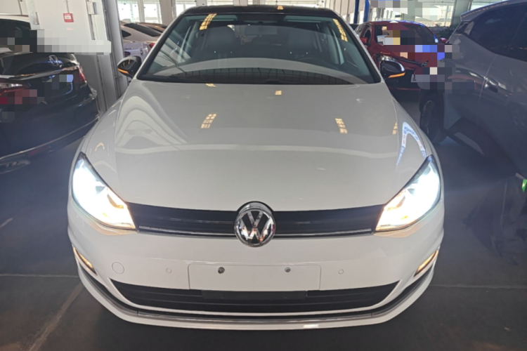 Volkswagen Golf 2018 car image #3
