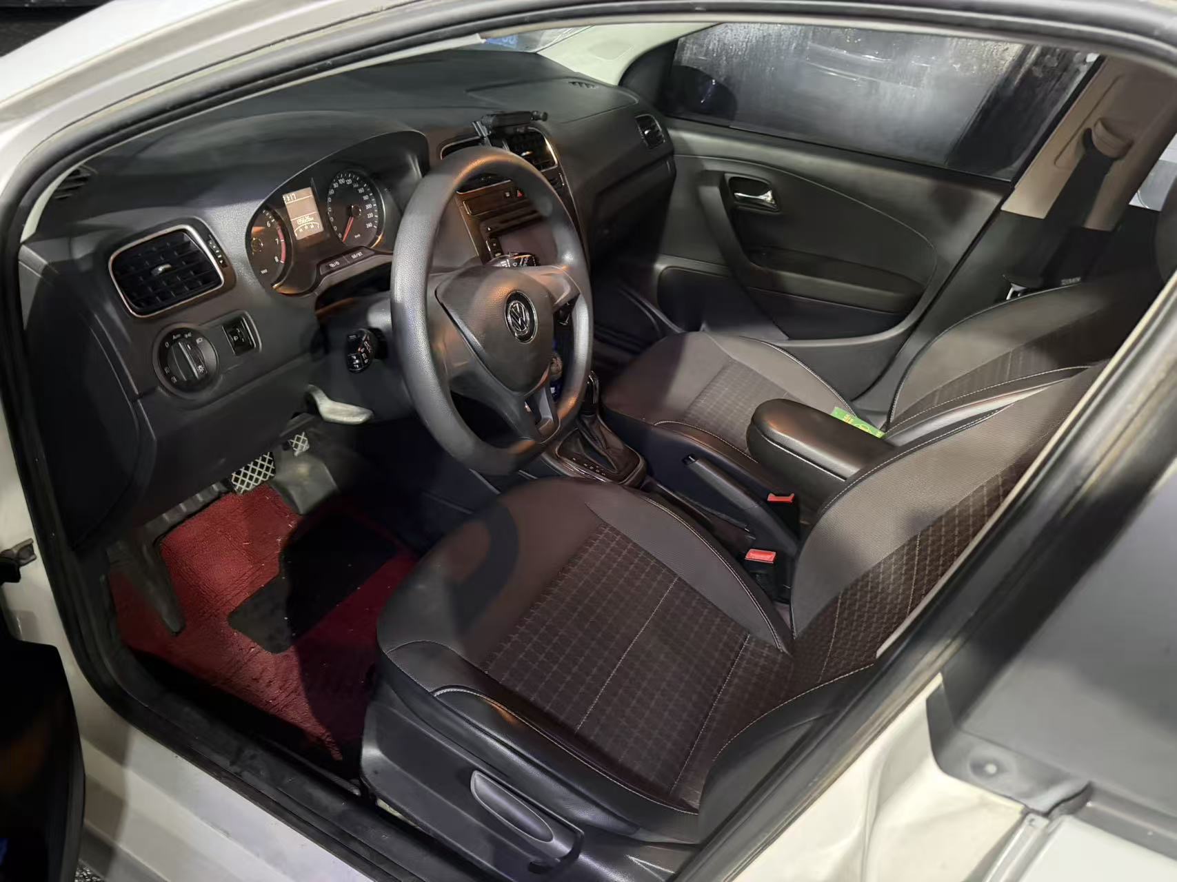 Volkswagen Polo 2014 car image #3