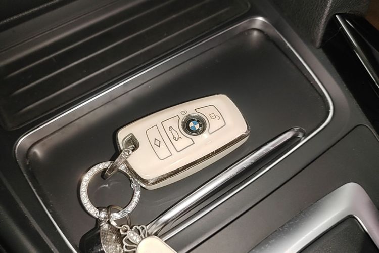 BMW 3 Series 2017 #9 BMW 3 Series 2017 car image #9