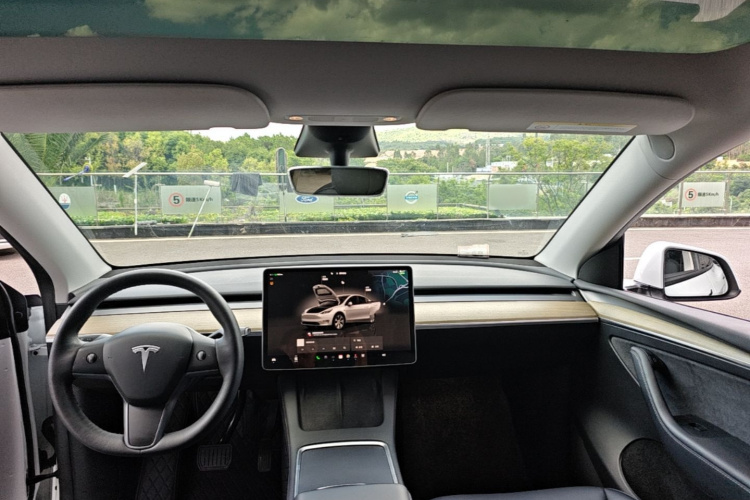 Tesla Model Y 2023 #18 Tesla Model Y 2023 car image #18