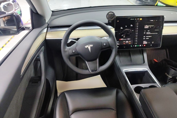 Tesla Model Y 2023 #11 Tesla Model Y 2023 car image #11