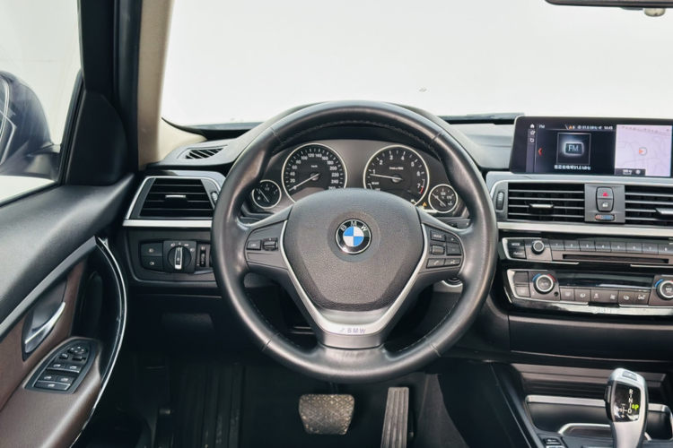 BMW 3 Series 2019 car image #18