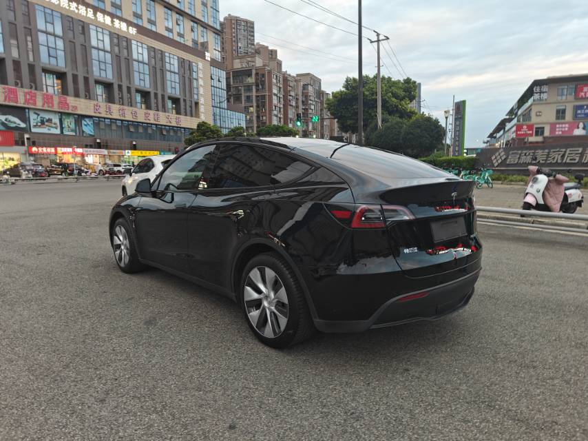 Tesla Model Y 2023 car image #5