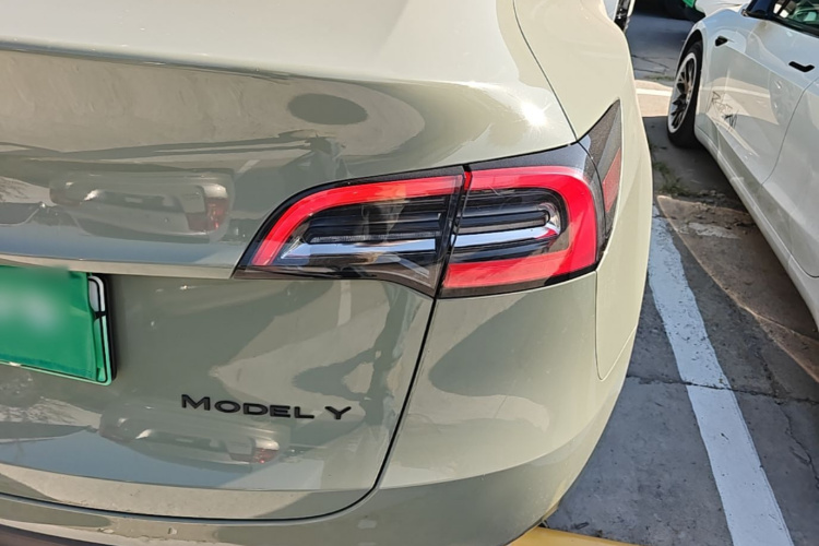 Tesla Model Y 2023 immagine di auto #8