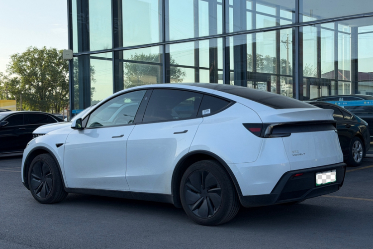 Tesla Model Y 2025 immagine di auto #4