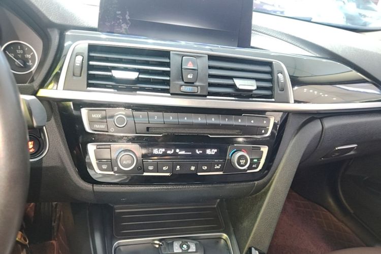 BMW 3 Series 2019 car image #30