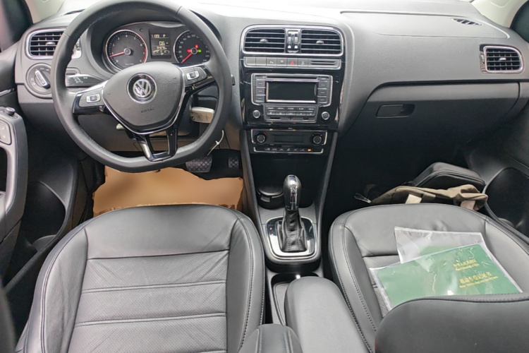 Volkswagen Polo 2015 car image #10