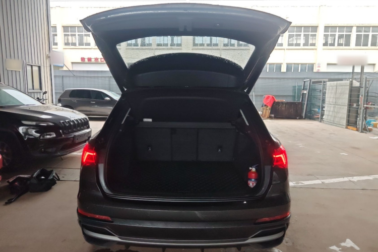 Audi Q3 2021 car image #19