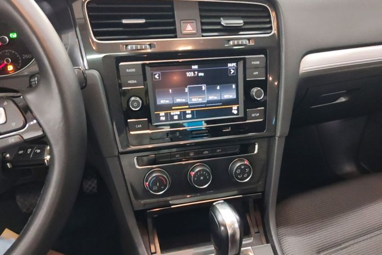 Volkswagen Golf 2018 car image #13