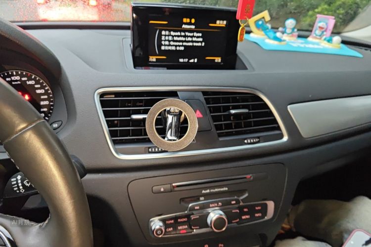 Audi Q3 2018 car image #15