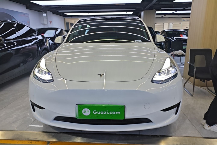 Tesla Model Y 2023 car image #3