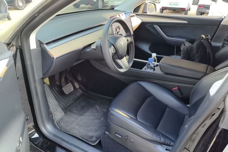 Tesla Model Y 2021 car image #15