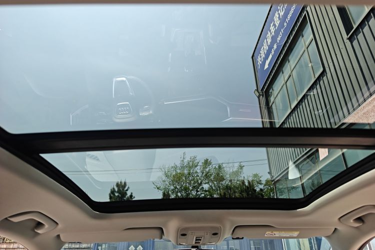 Audi Q3 2020 car image #18