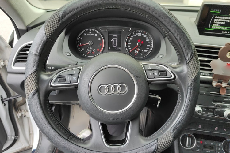 Audi Q3 2018 car image #12