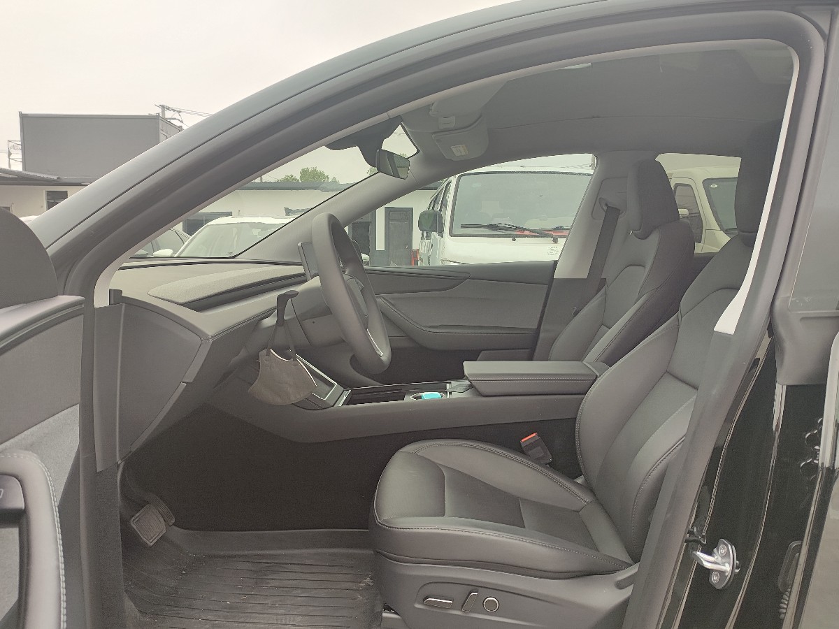 Tesla Model Y 2025 #5 Tesla Model Y 2025 car image #5