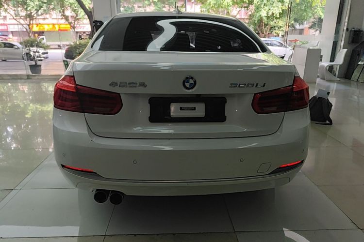 BMW 3 Series 2018 car image #6
