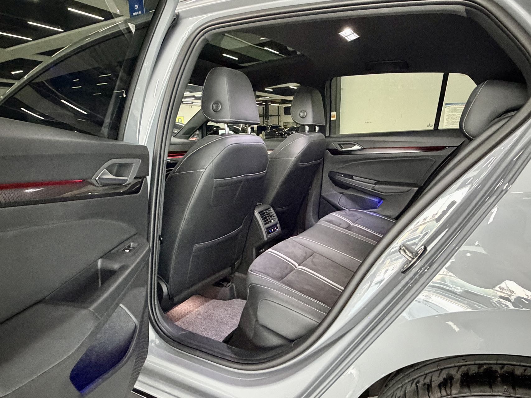 Volkswagen Golf 2023 car image #5