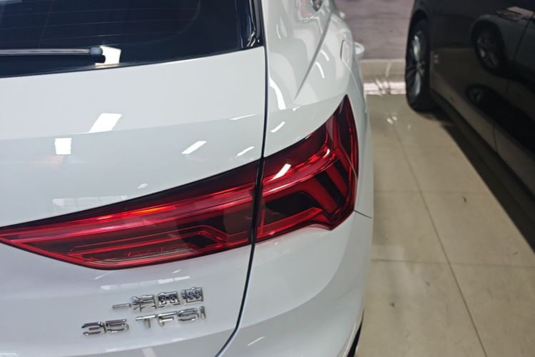 Audi Q3 2020 car image #8