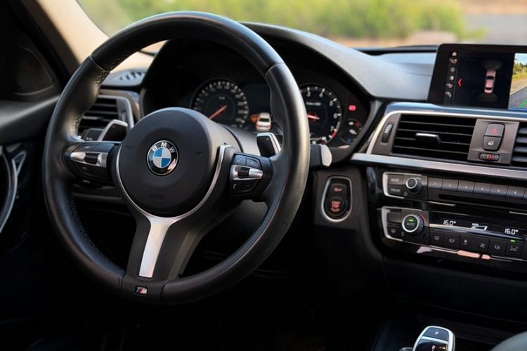 BMW 3 Series 2018 car image #17