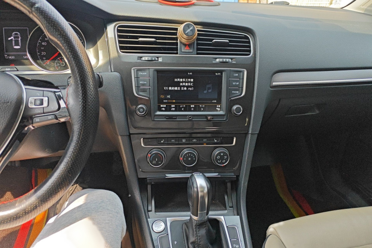 Volkswagen Golf 2017 car image #17