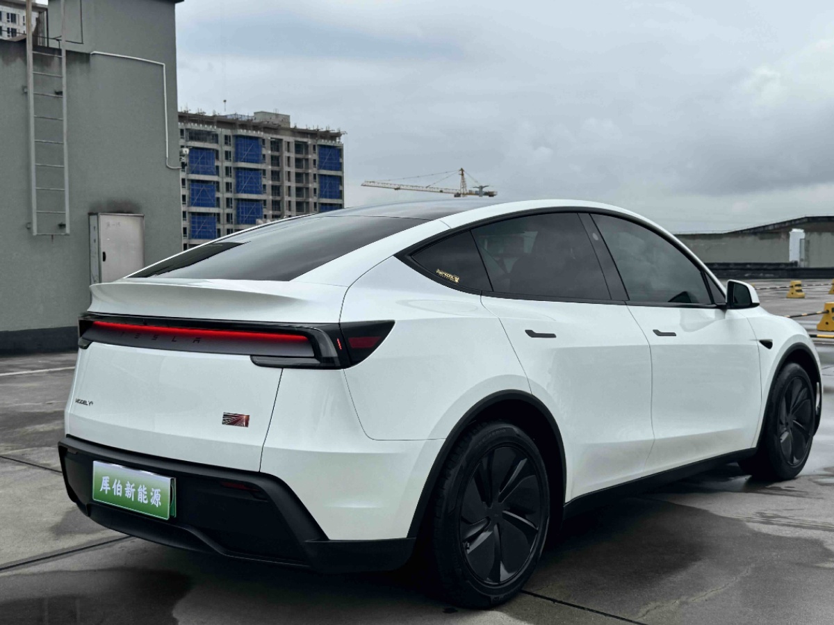 Tesla Model Y 2025 #4 Tesla Model Y 2025 car image #4