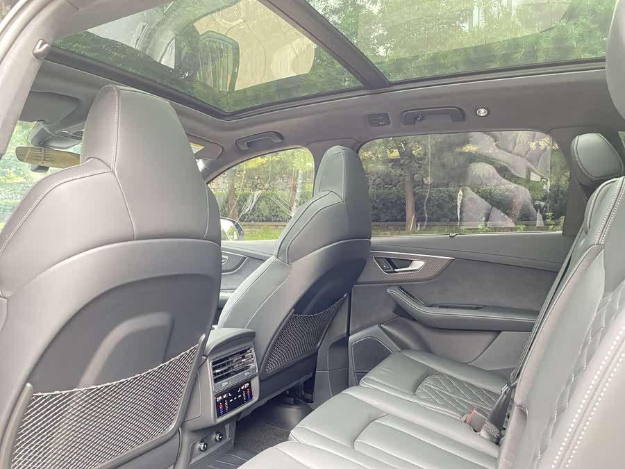 Audi SQ7 2025 car image #20