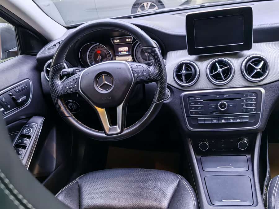Mercedes-Benz GLA Class 2015 car image #20