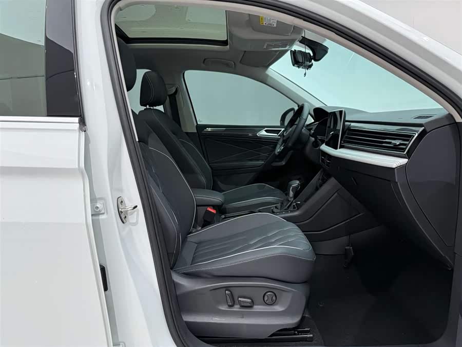 Volkswagen Tiguan L 2024 car image #20