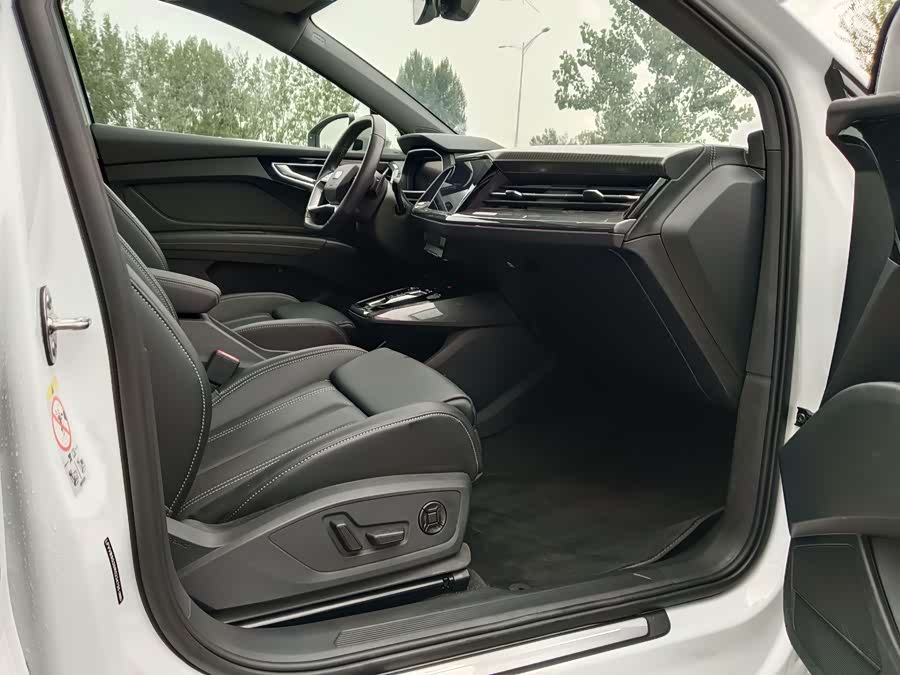 Audi Q4 e-tron 2024 immagine di auto #20