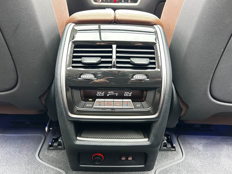 BMW X7 2023 car image #20