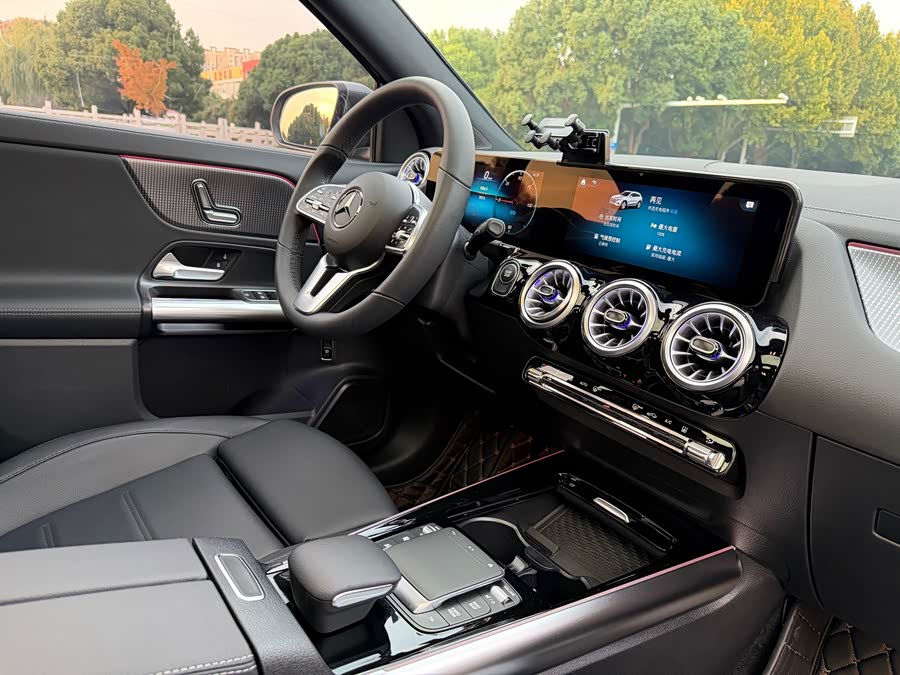 Mercedes-Benz EQA Class 2023 immagine di auto #20