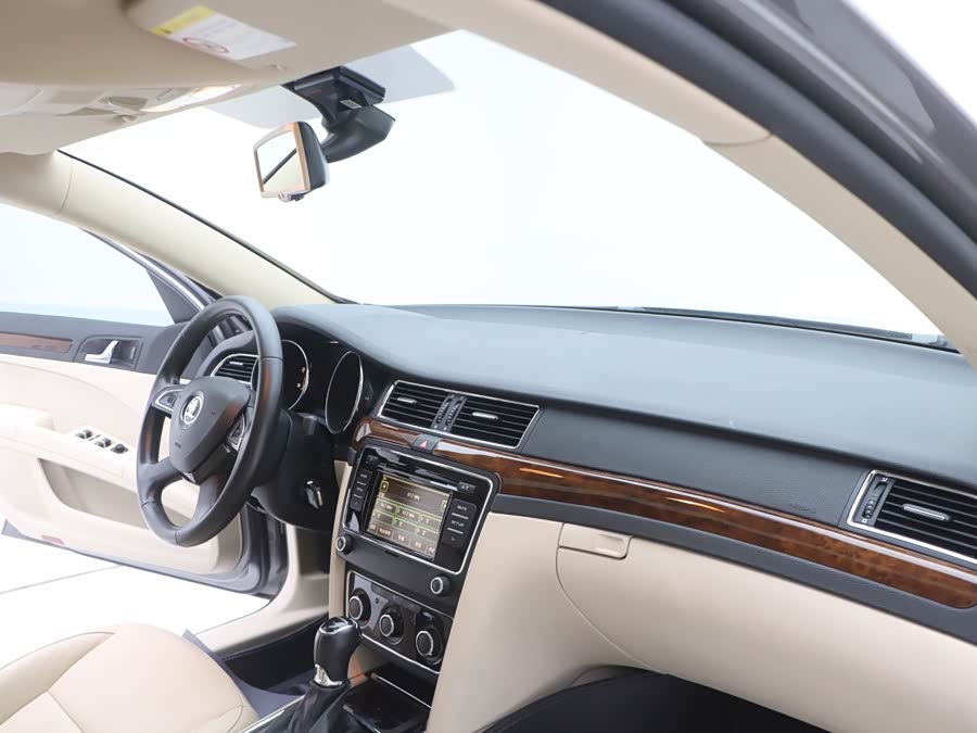 Skoda Superb 2015 car image #20