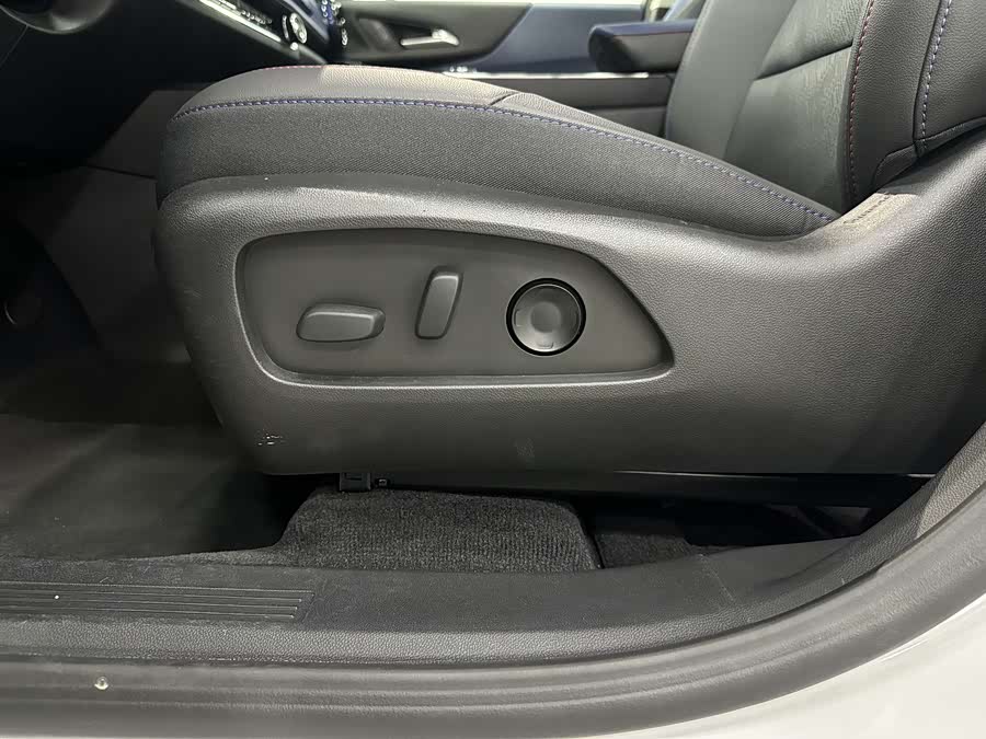 Chevrolet Equinox Plus 2025 car image #20