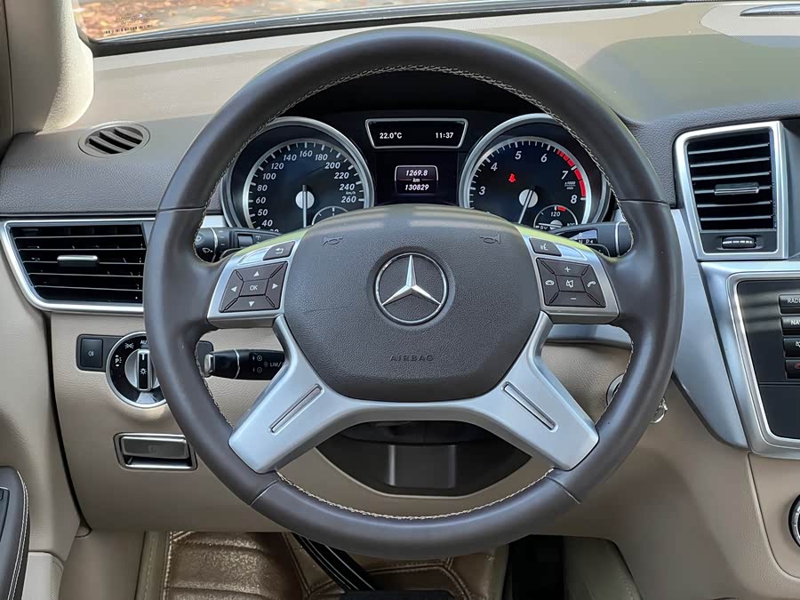 Mercedes-Benz M Class 2015 car image #20