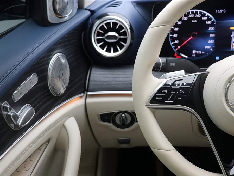 Mercedes-Benz V Class 2020 car image #20