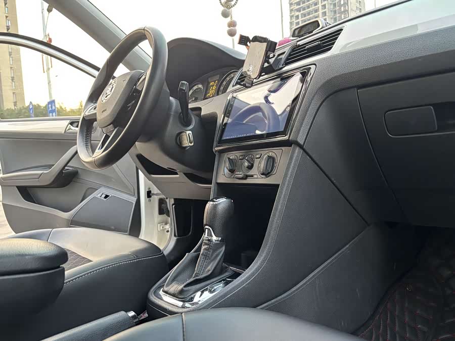 Skoda Rapid 2018 imagen de coche #20