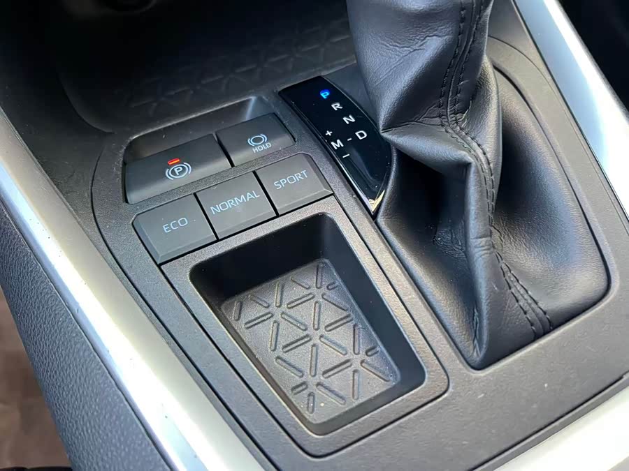 Toyota RAV4 2021 صورة سيارة #20