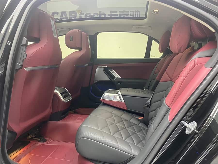 BMW 7 Series 2024 car image #20