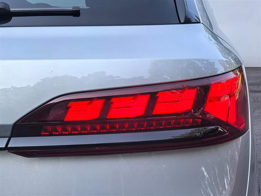 Audi SQ7 2024 car image #20