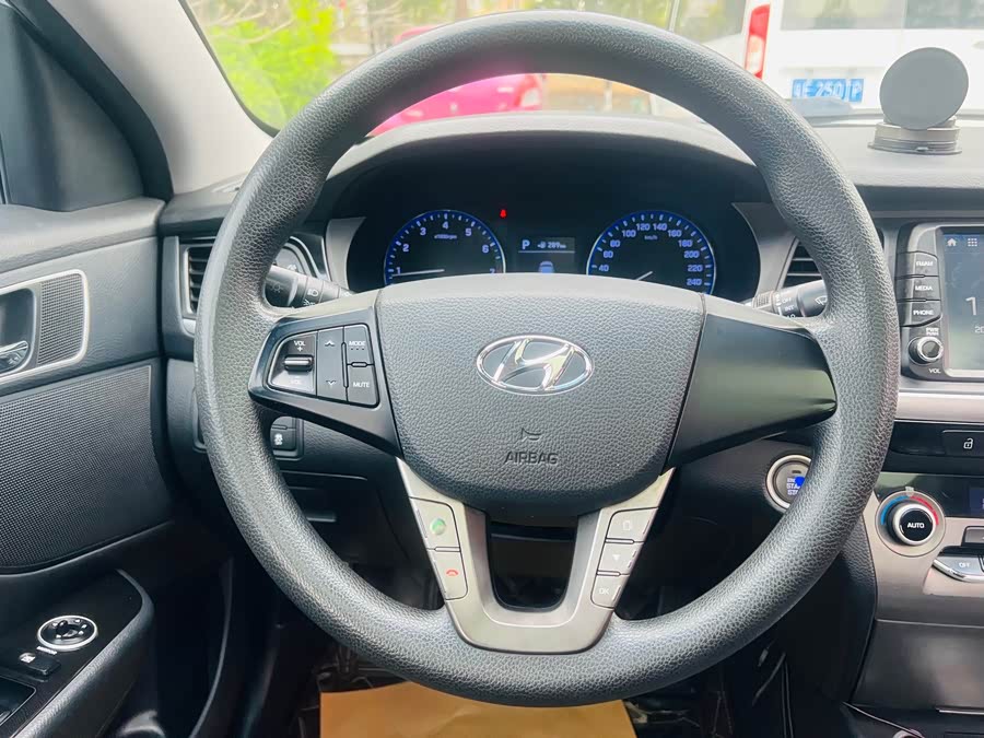 Hyundai Mistra 2017 car image #20