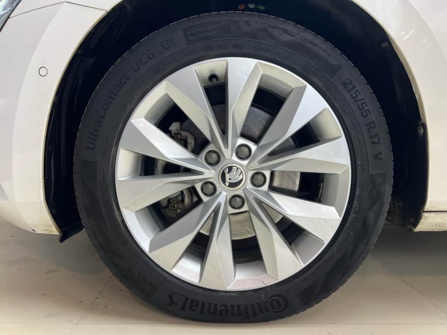Skoda Superb 2020 car image #20