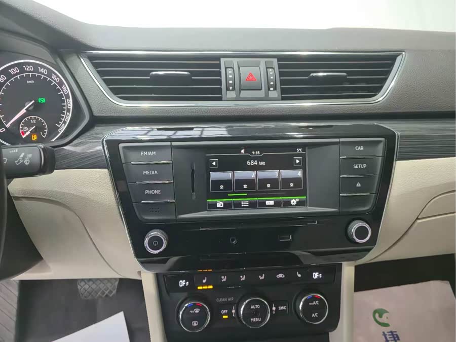 Skoda Superb 2016 car image #20