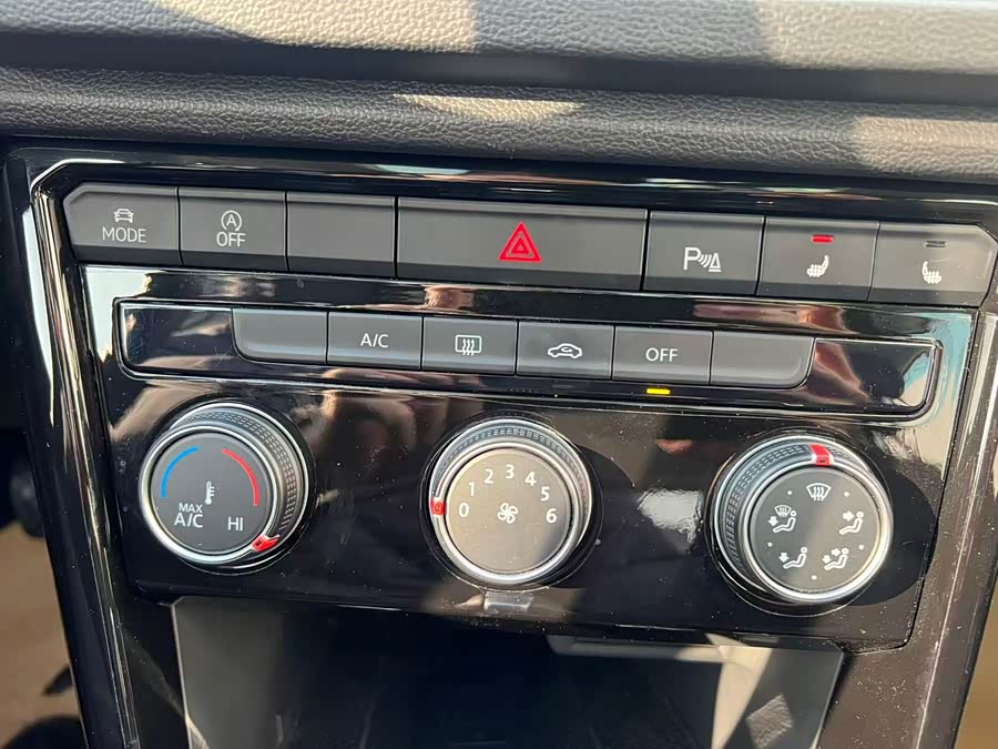 Volkswagen T-Roc 2023 car image #20