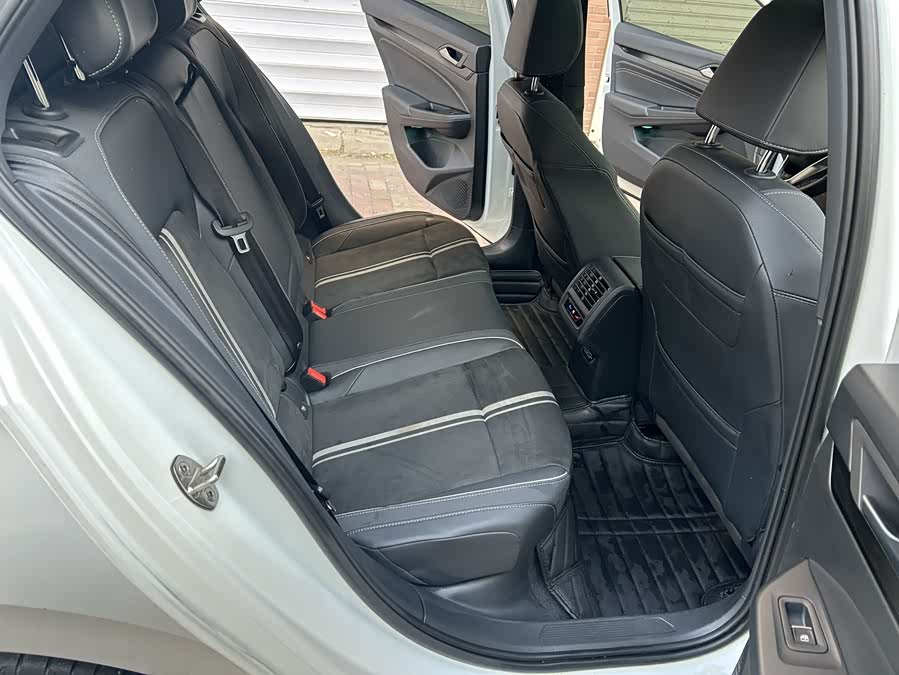 Volkswagen Golf 2022 car image #20