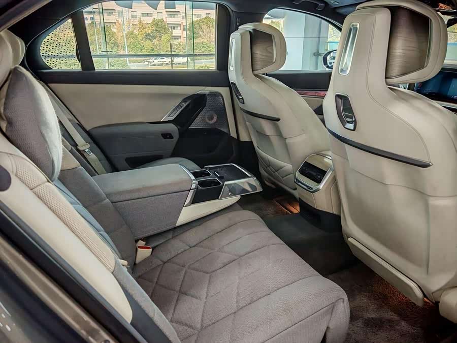 BMW i7 2022 car image #20