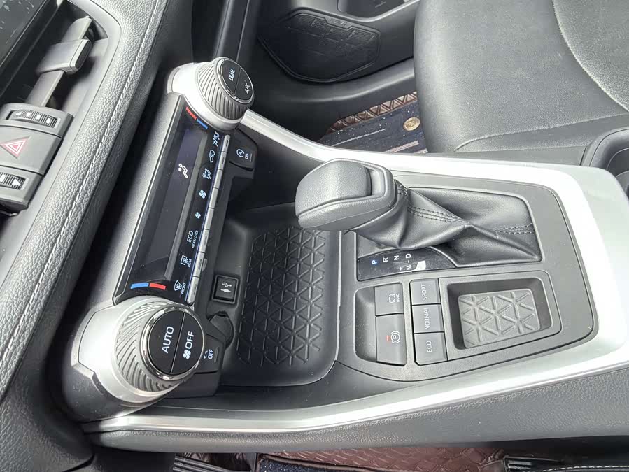 Toyota RAV4 2022 car image #20